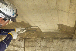 橋脚床版下面のコンクリートに含浸材を塗布